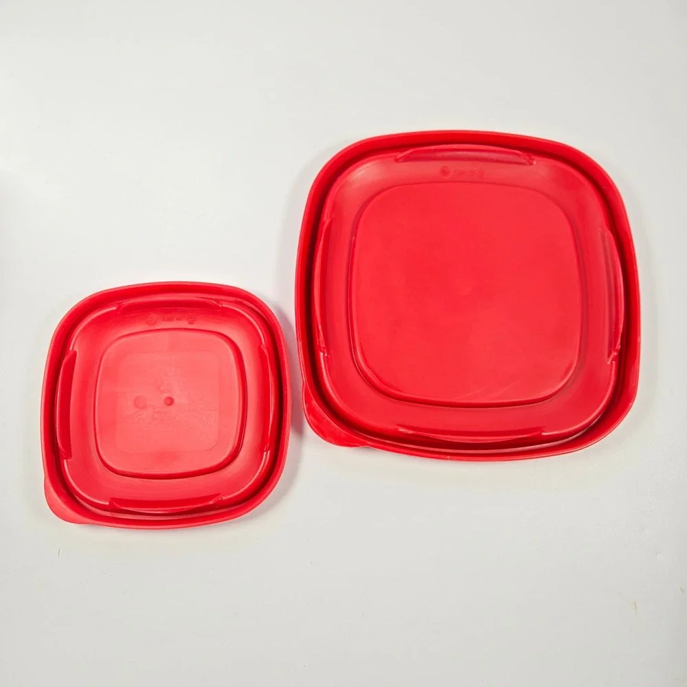 2 Rubbermaid Easy Find Lids 4.5